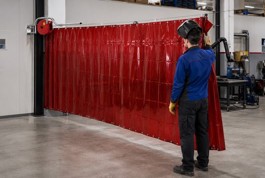 Cepro lasafscherming met kabeloproller in een werkplaats